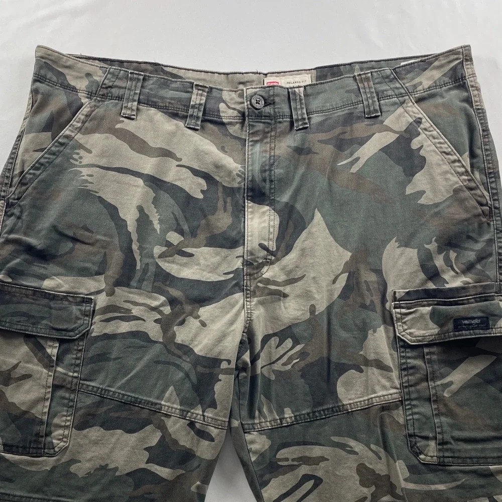 Wrangler Mens Relaxed Fit Camo Cargo Shorts Green Brown Size 44x10 112336219